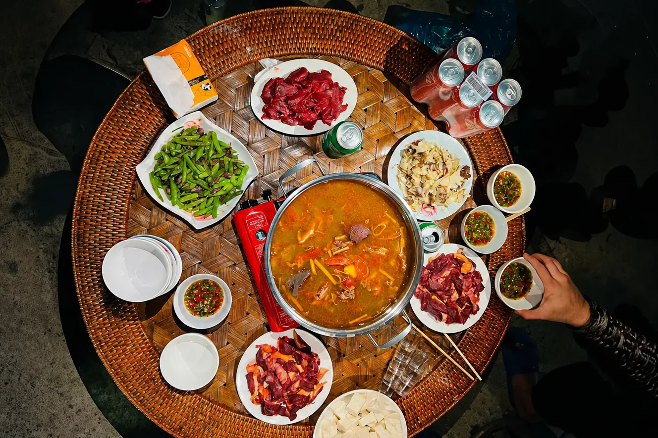 A simple highland dinner spread shared around the fire at a Putaleng camp