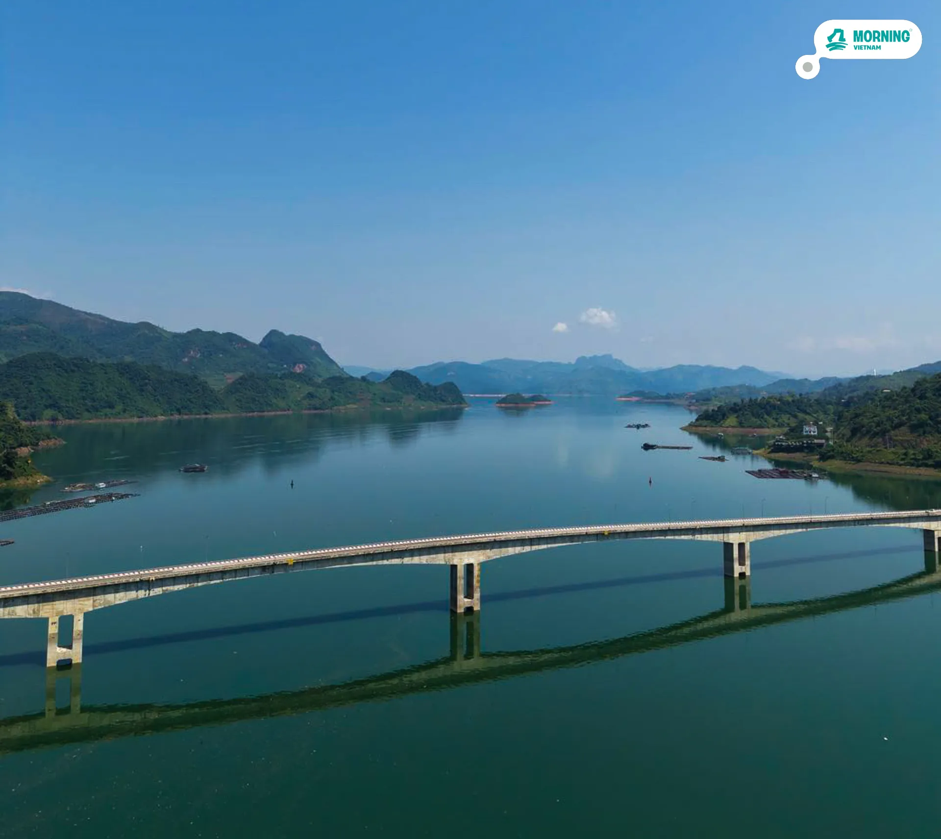 Cầu Hang Tôm bridge above the Da River reservoir — flooded valley below